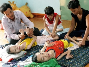 ສະເຫຼີມສະຫຼອງວັນເພື່ອຜູ້ປະສົບເຄາະຮ້າຍຈາກ ທາດພິດສີສົ້ມດີໂອຊີນ ຫວຽດນາມ